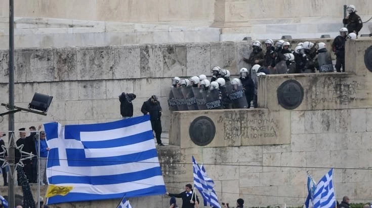 Ένταση στα σκαλιά της Βουλής
